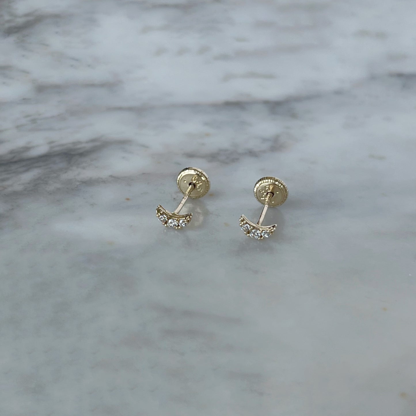 Aretes en oro amarillo de 14K con luna de circonitas con tope rosca