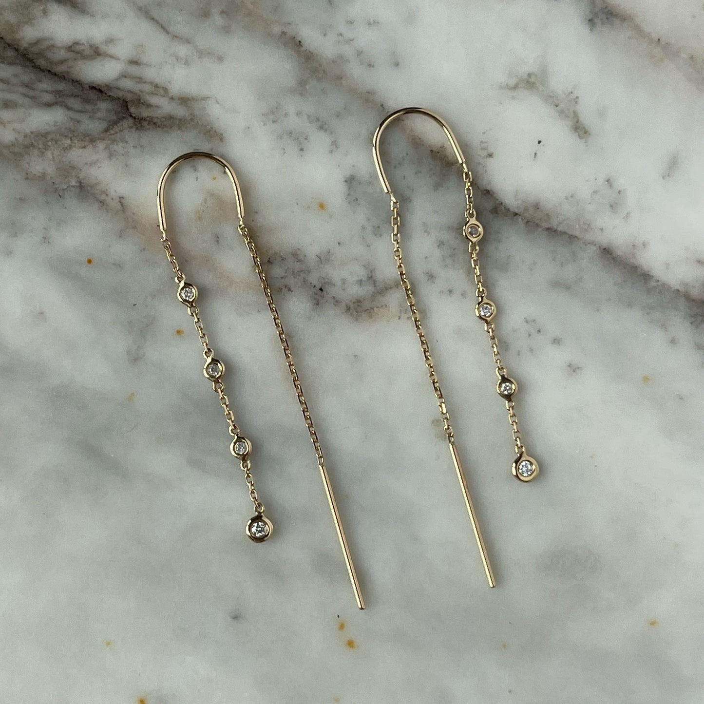 Aretes en oro amarillo 14k con cadenita de diamantes colgantes 0.10ctw