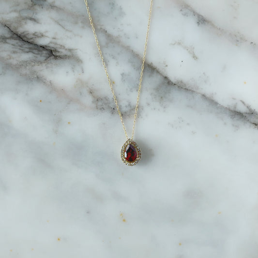 Collar en oro amarillo 14k con gota de granate y halo de diamantes 0.07ctw