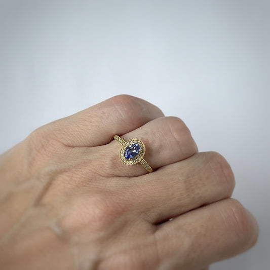 Anillo en oro amarillo 10k con tanzanita ovalada y diamantes 0.12ctw