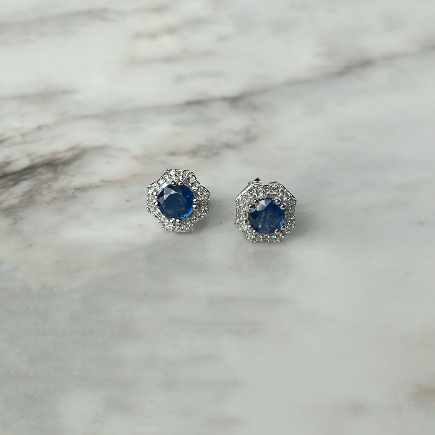 Aretes en oro blanco 10k octagonales con zafiro y diamantes 0.12ctw