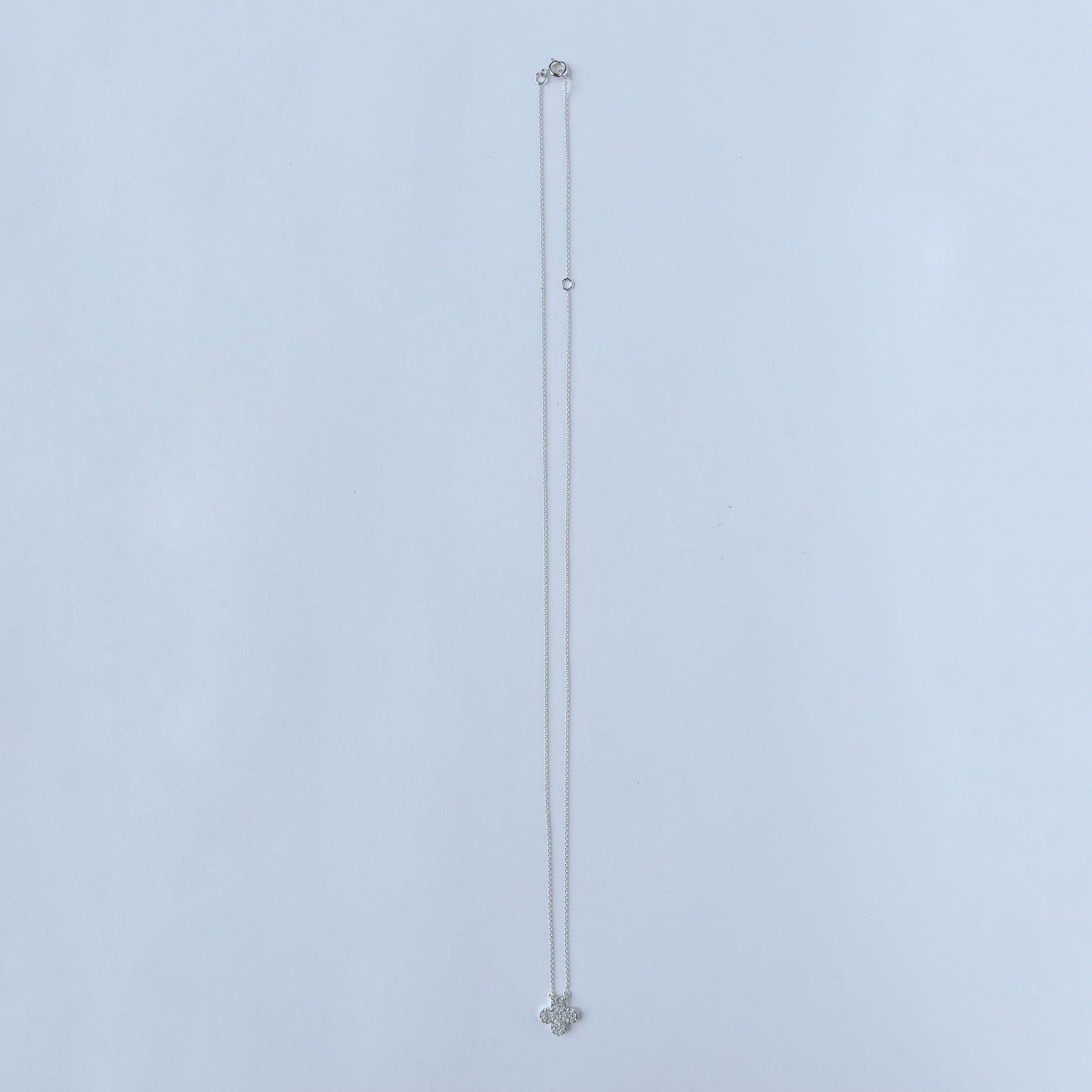 Collar en oro blanco 10k con flor de diamantes 0.12ctw