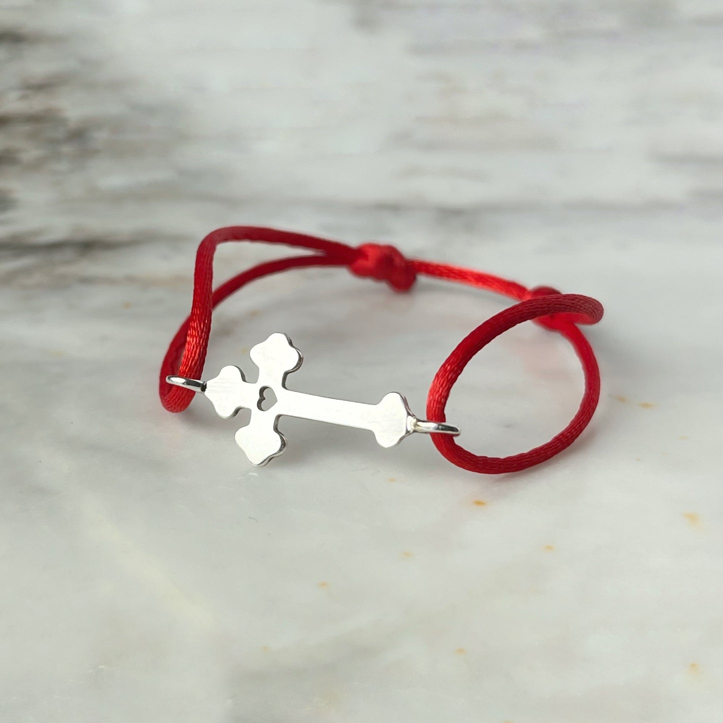 Pulsera de cordón con cruz de plata y corazoncito calado