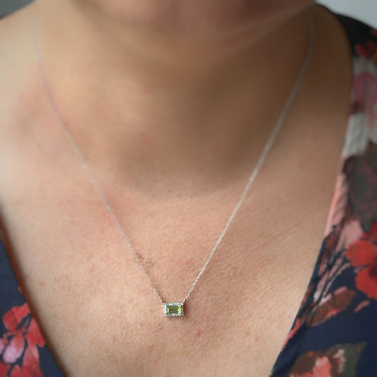 Collar en oro blanco 14k con peridot y diamantes 0.10ctw