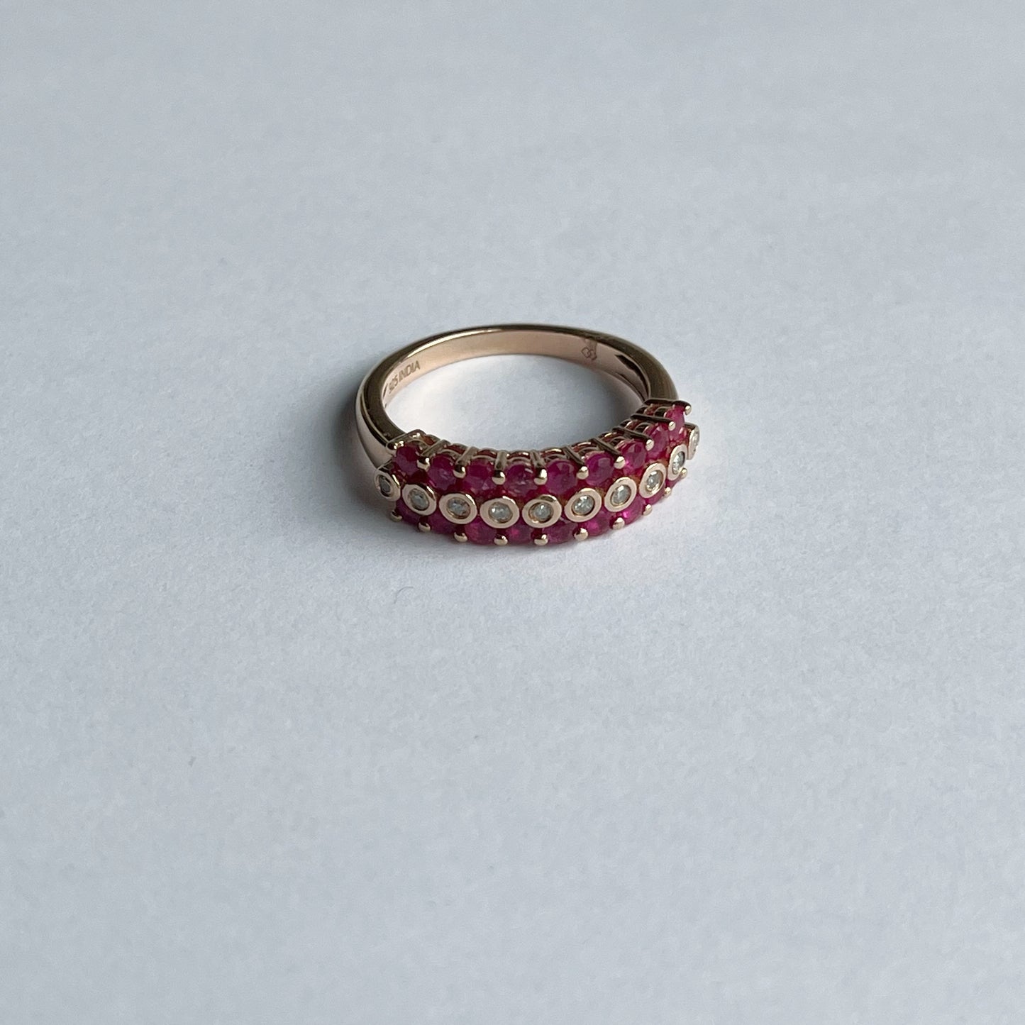 Anillo de plata con baño de oro de tres filas con rubíes y diamantes 0.10ct