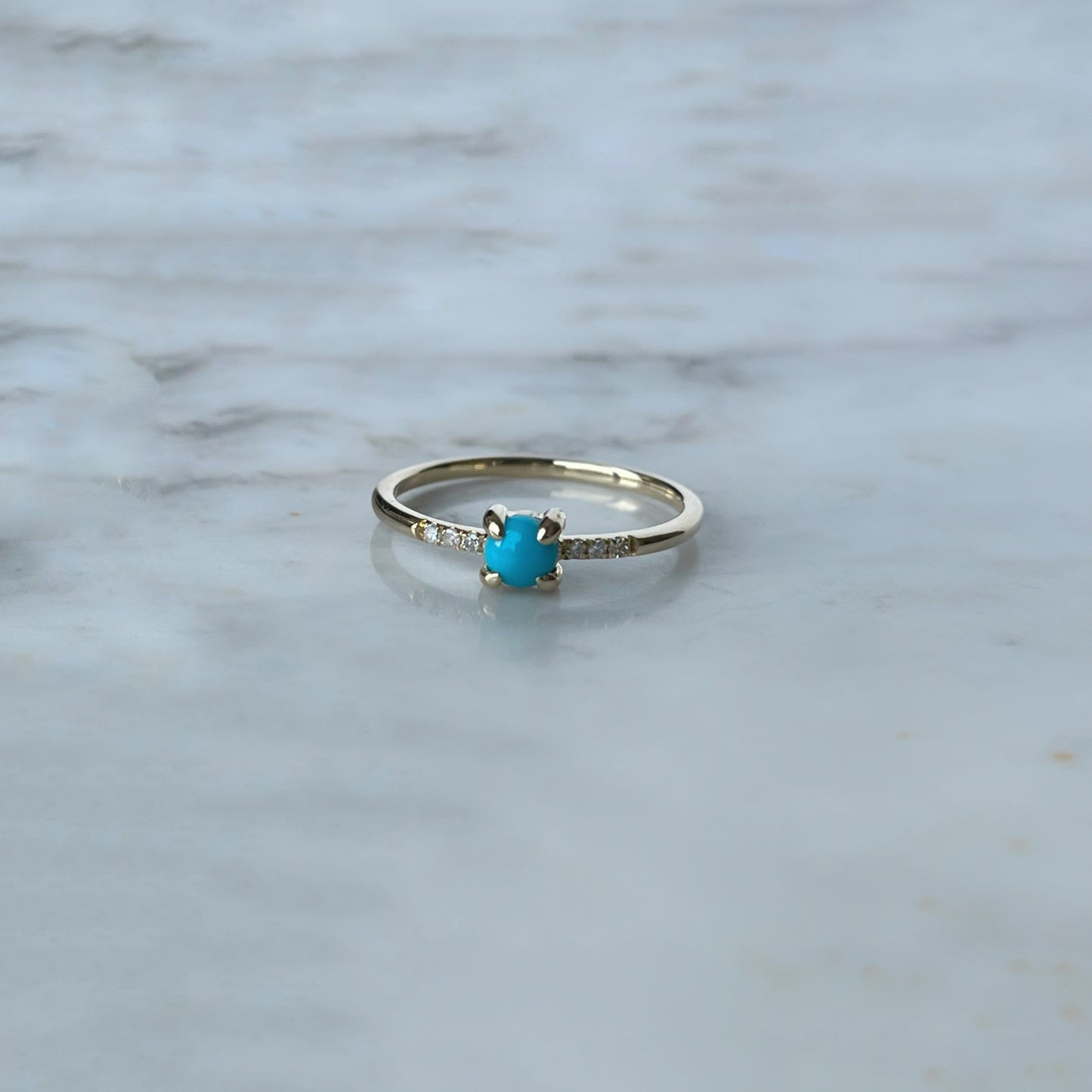 Anillo en oro amarillo 14k con turquesa 0.23ct y diamantes 0.04ctw