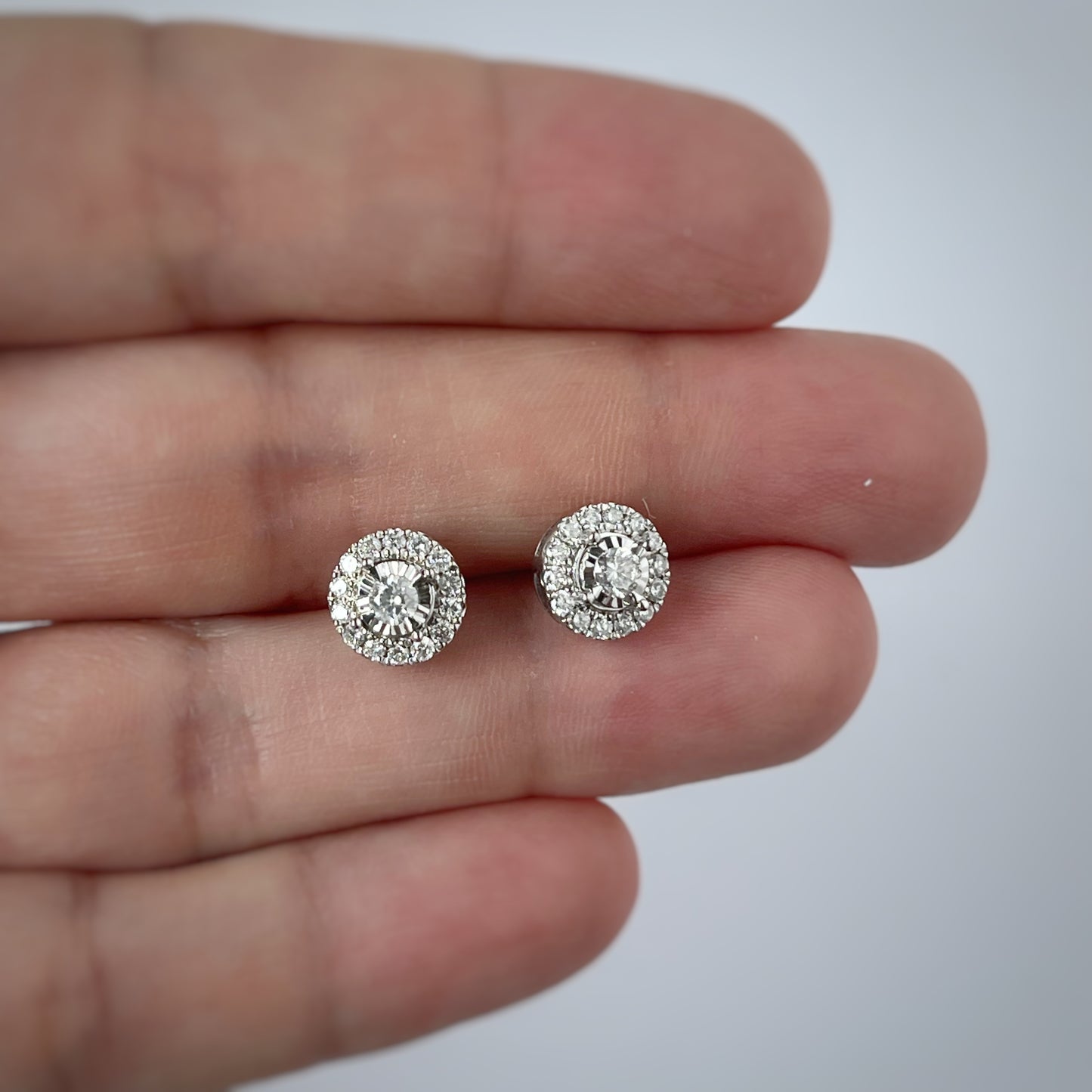 Aretes en oro blanco 10k con un halo de 0.50ctw de diamantes