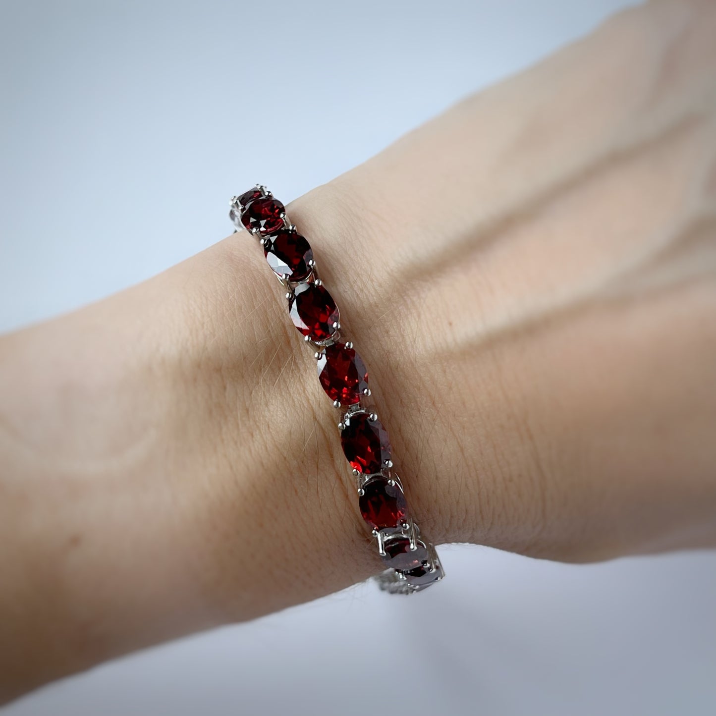 Pulsera tipo tenis de plata con granates