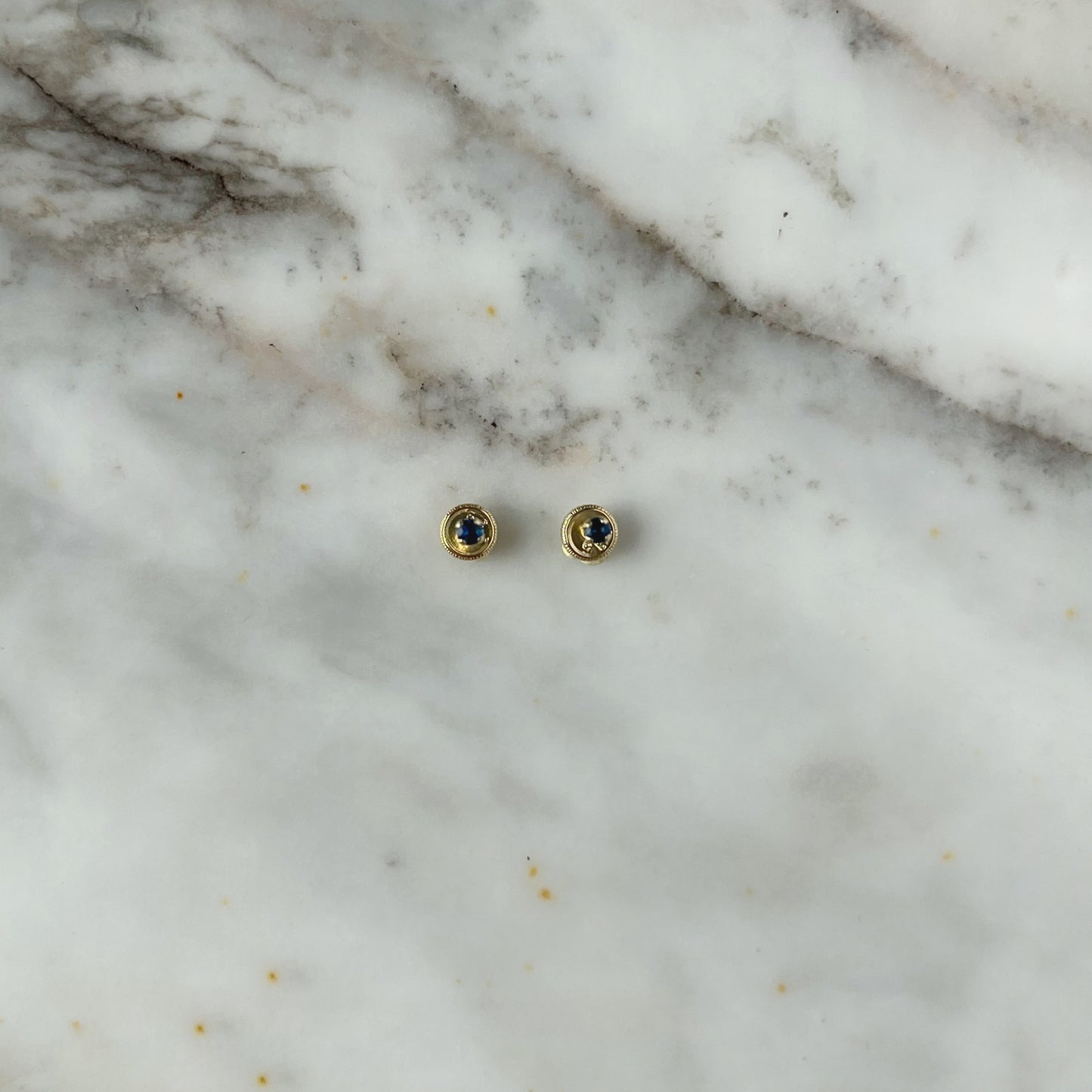 Aretes oro amarillo 14k con circonita azul de 2mm con broche rosca