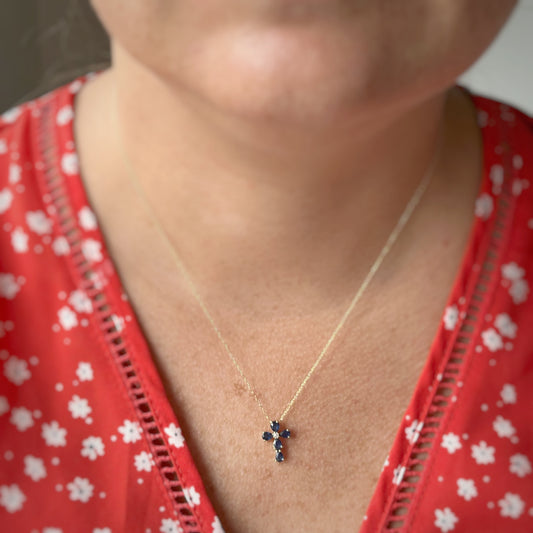 Collar con cruz en oro amarillo 14k con zafiros y diamante