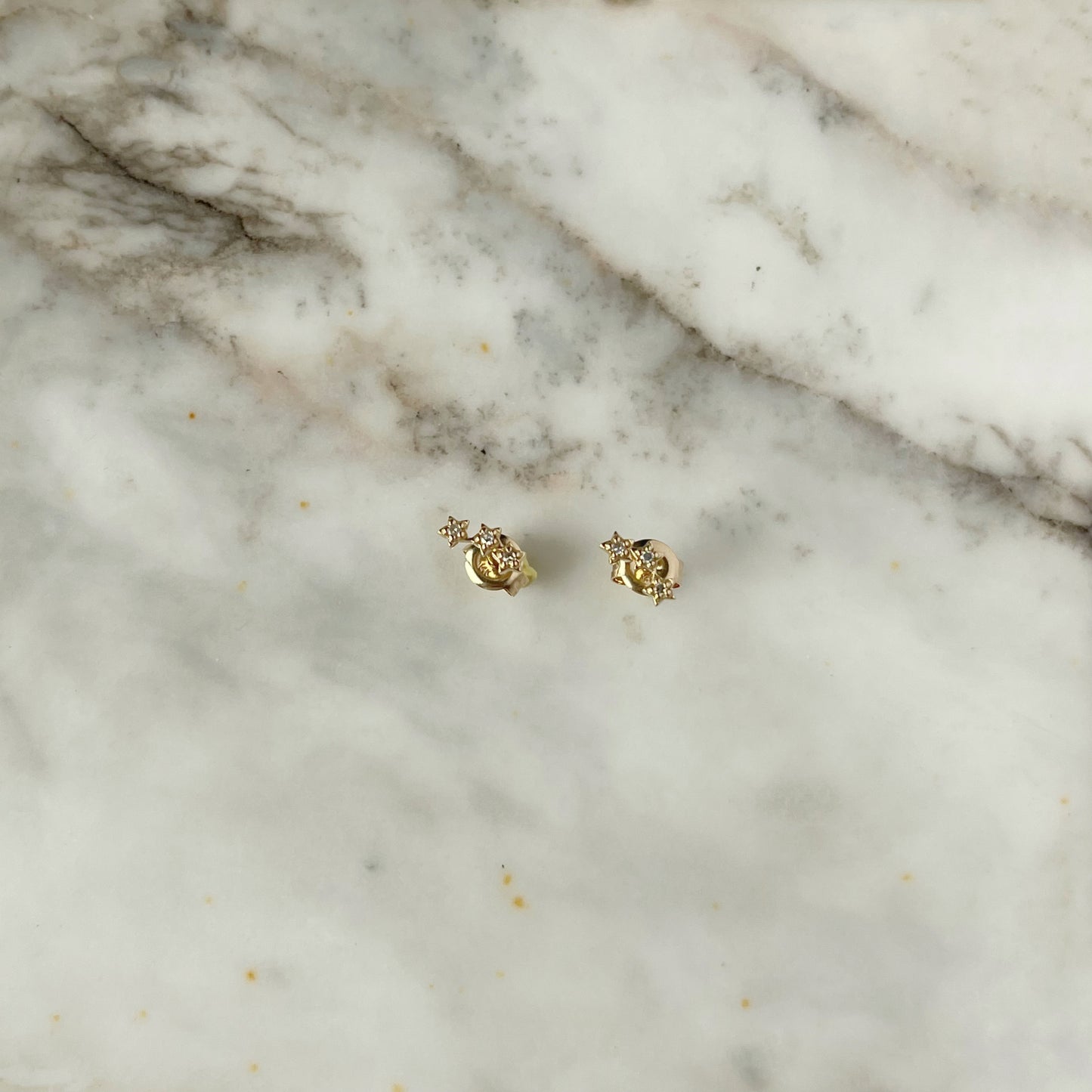 Aretes en oro amarillo 14k trio de estrellas de diamantes 0.04ctw