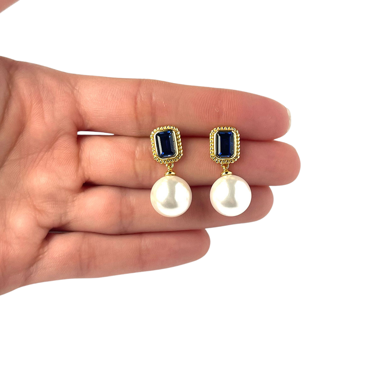 Arete de plata con baño de oro amarillo con perla y zafiro sintético