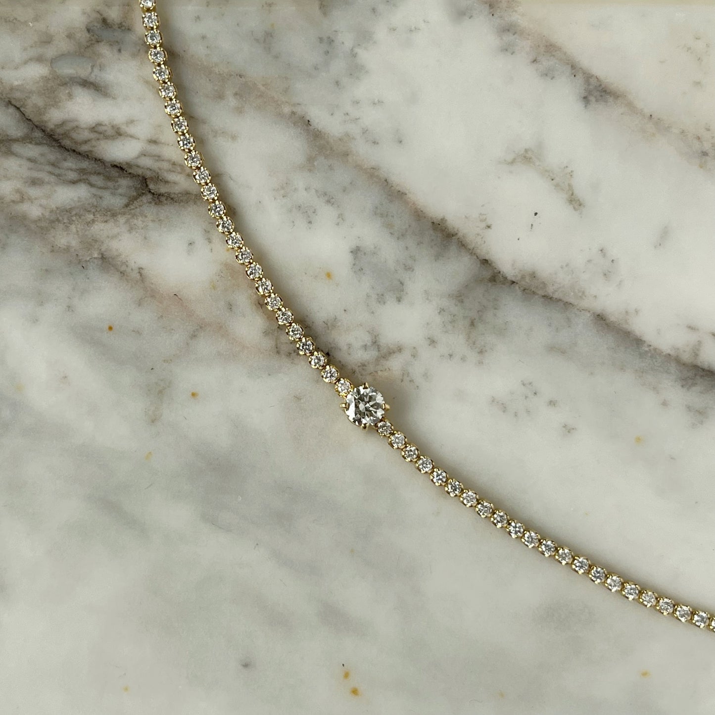 Pulsera tenis en oro amarillo 18k con diamante redondo central 1.6ctw