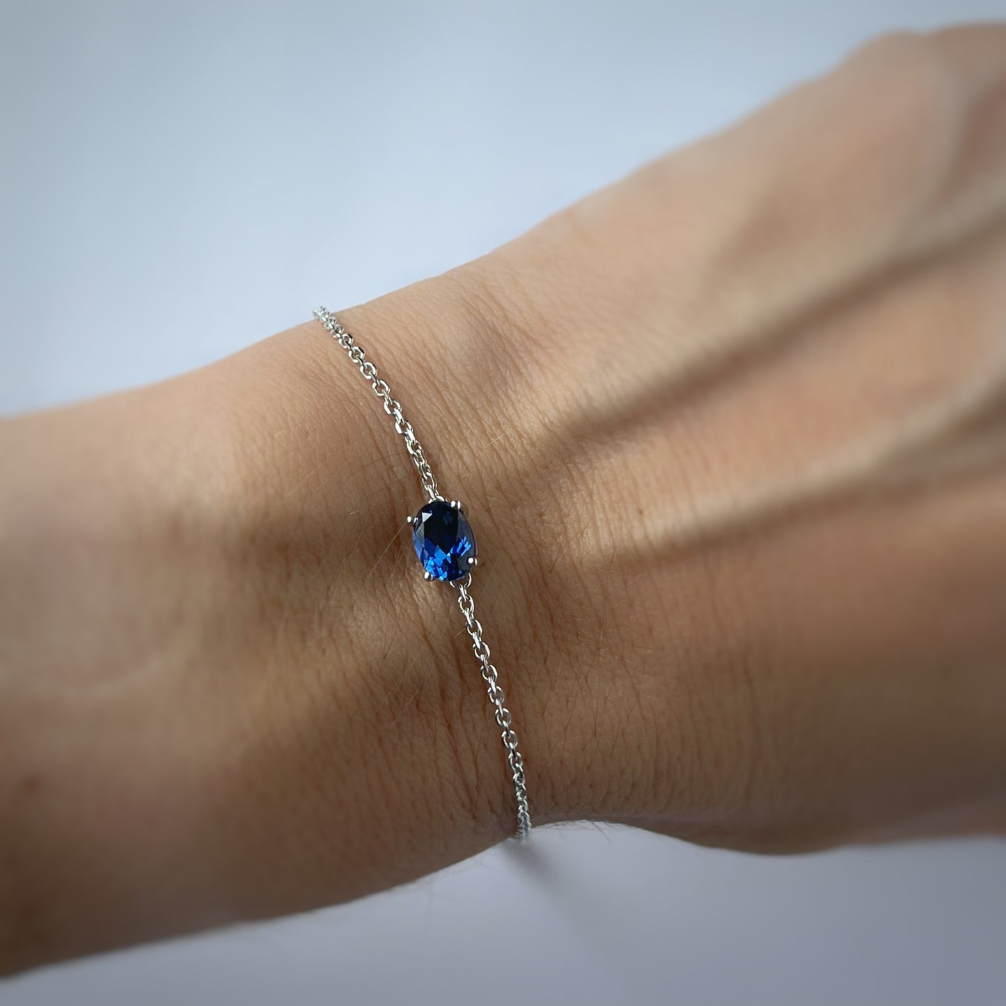 Pulsera en oro blanco 10k con zafiro de laboratorio