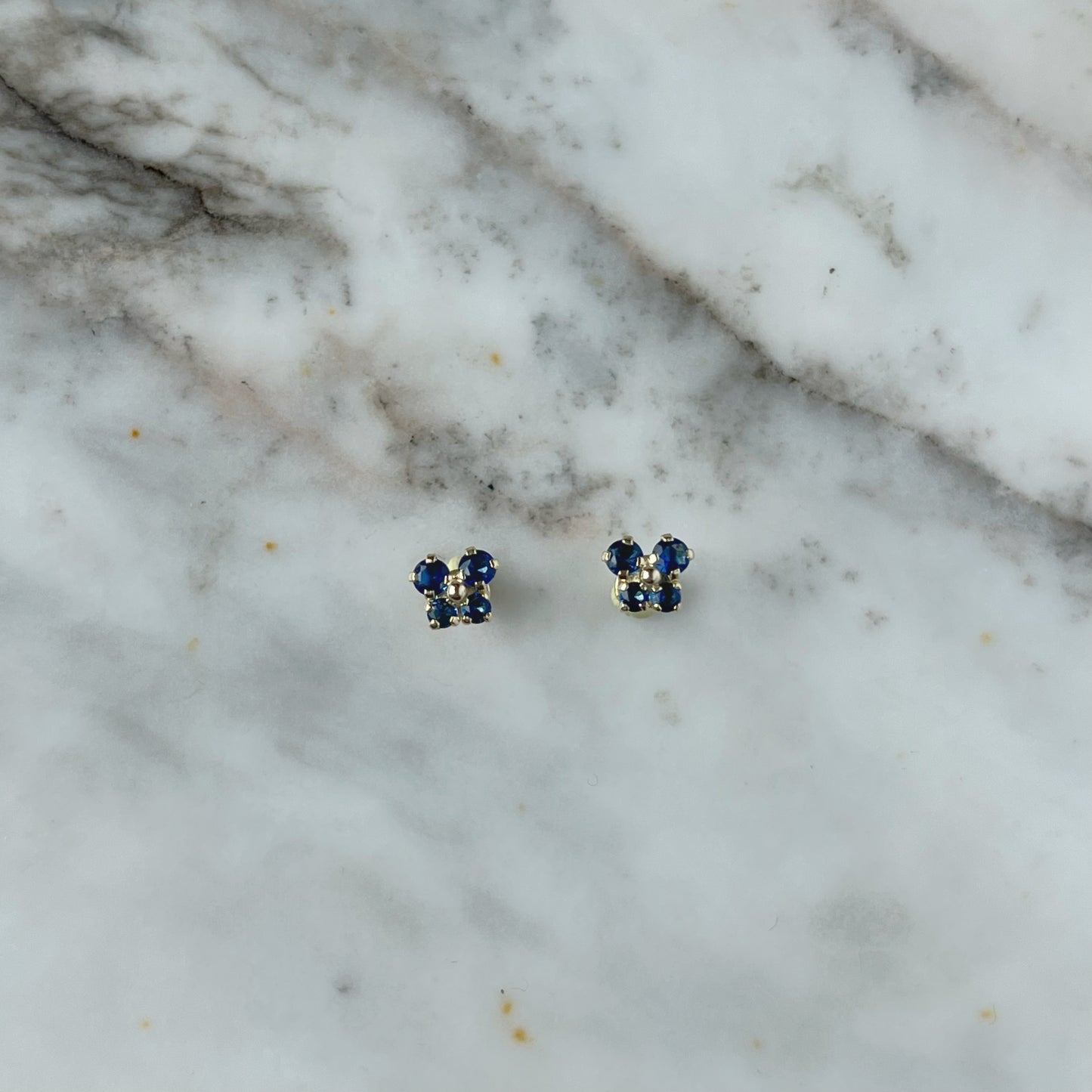 Aretes en oro amarillo 14k con mariposita de circonitas azul con broche rosca