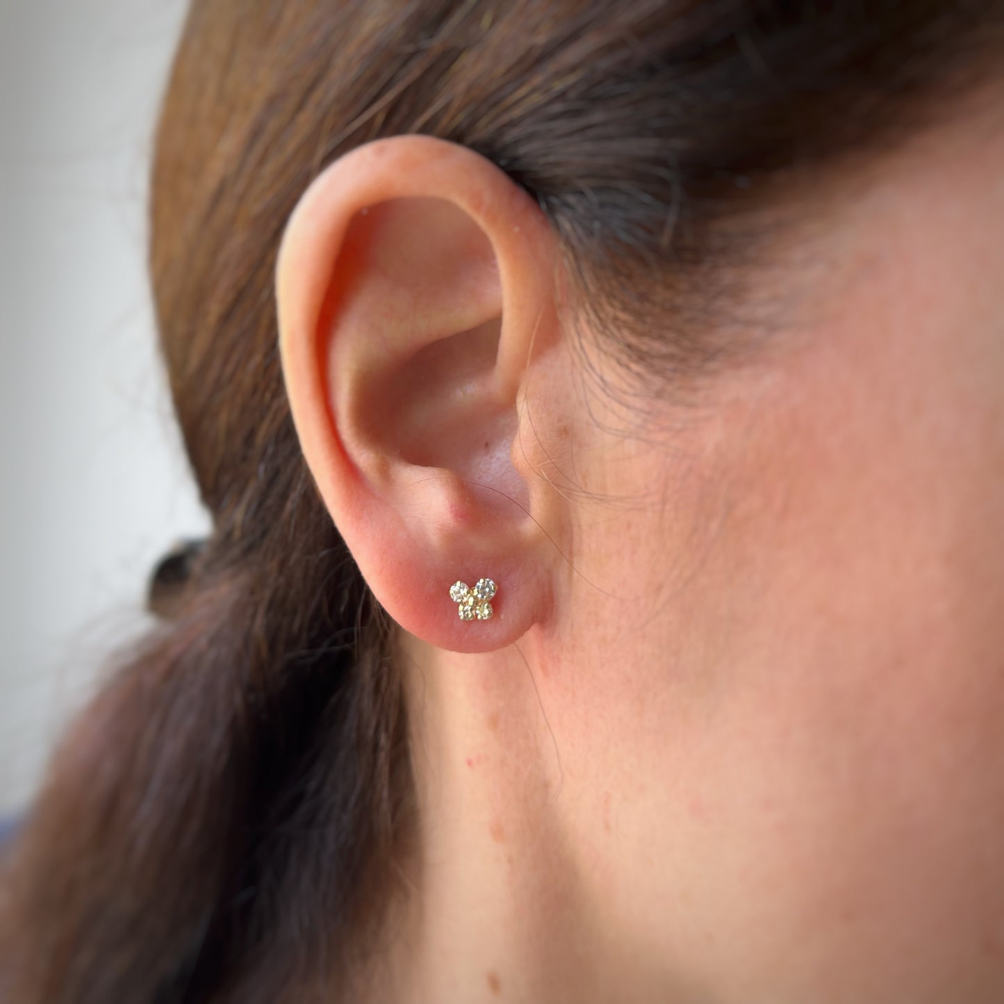 Aretes en oro amarillo 14K con mariposa con circonita blanca y bolita de oro en el centro con tope rosca