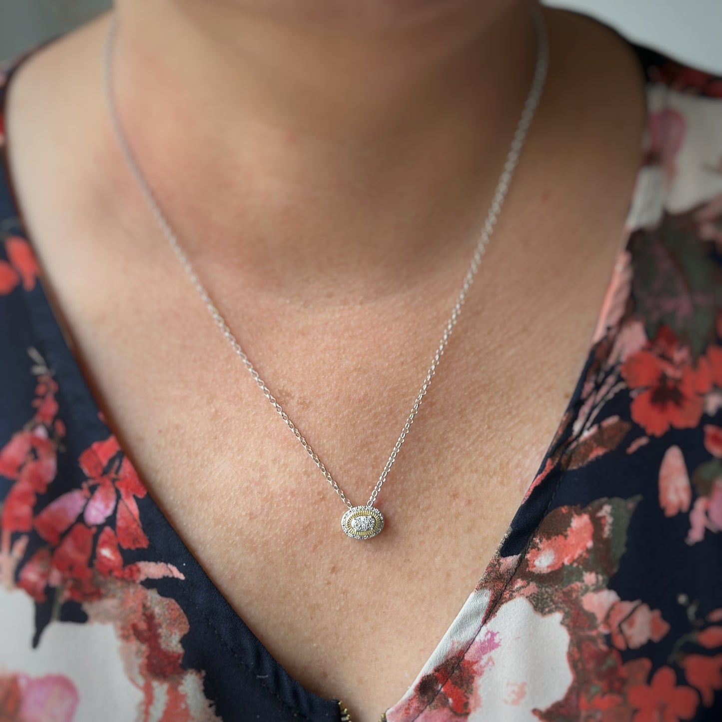 Collar en plata con dije de óvalo en dos tonos con diamantes 0.10ctw