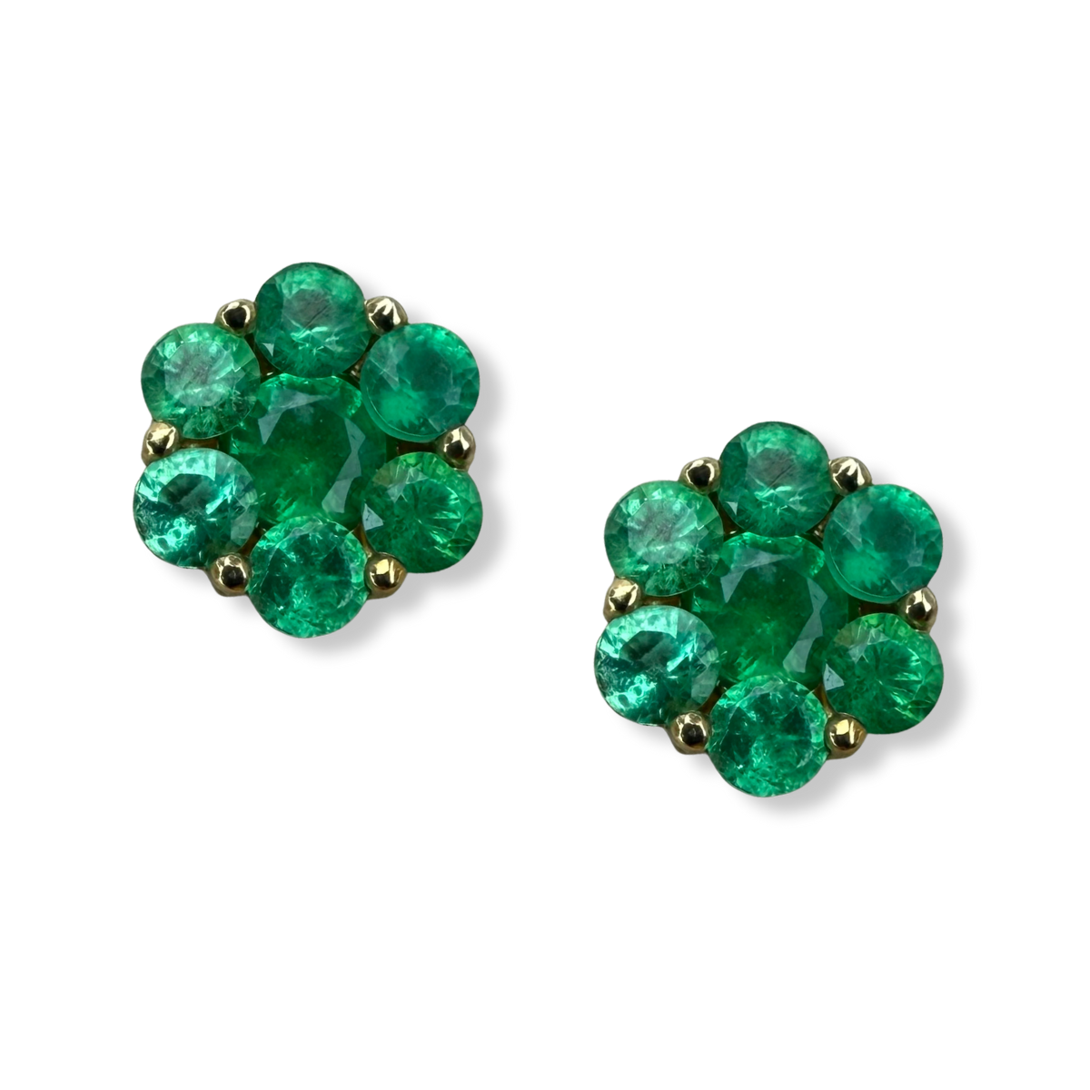 Aretes cluster de esmeraldas 0.60ctw en oro amarillo 10k con broche a rosca