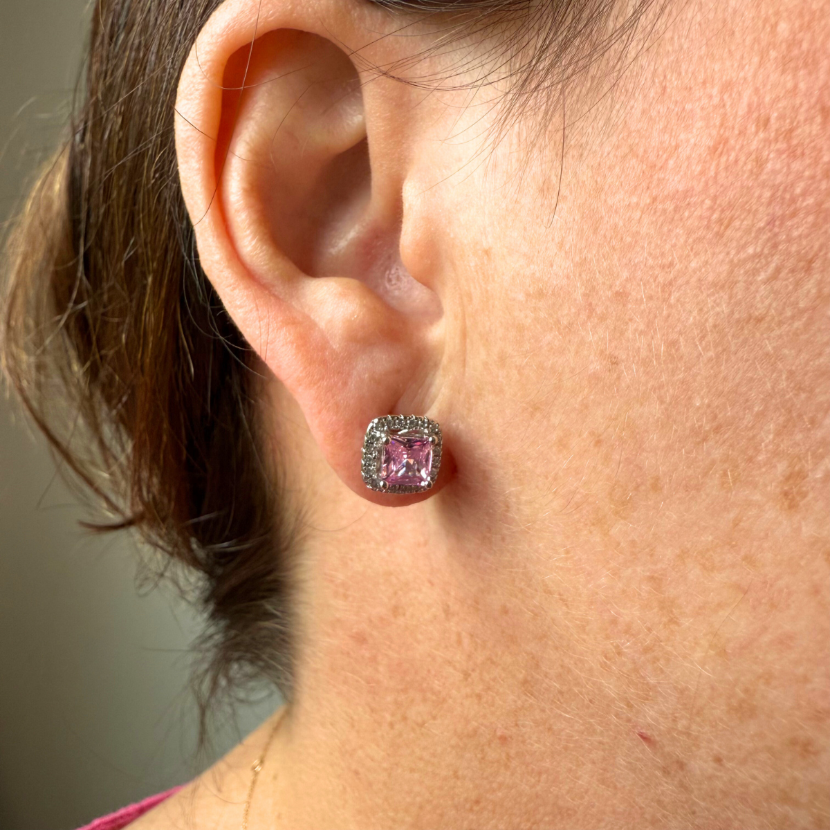 Arete con circón rosado corte princesa y halo de zafiro blancos en plata