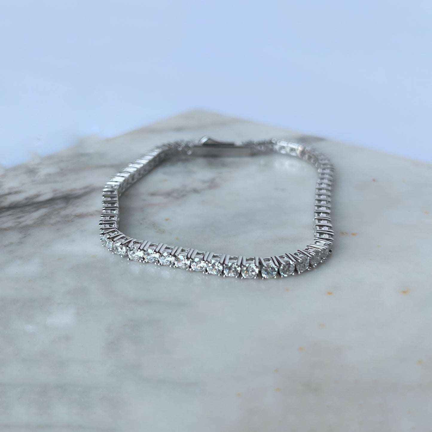 Pulsera tipo tenis en plata con baño de platino y circonitas 4ctw