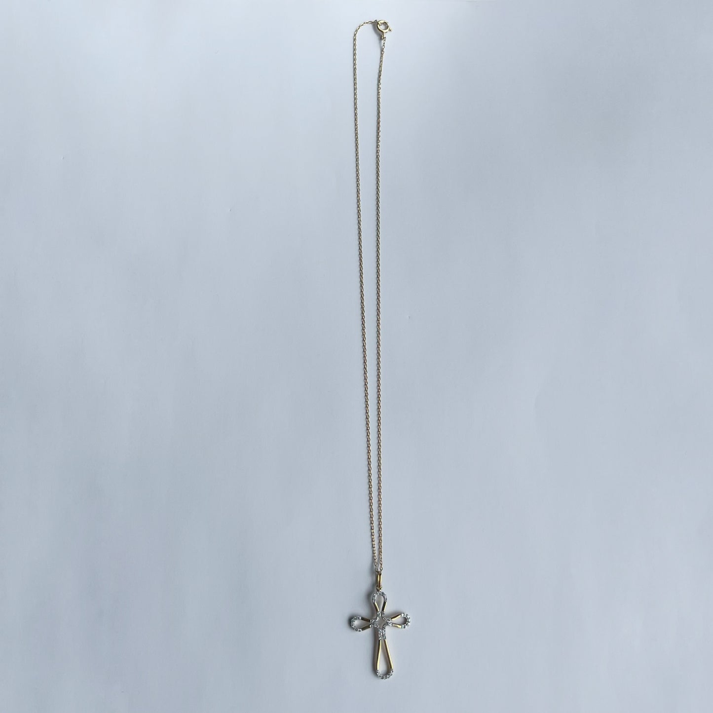 Collar en plata con baño de oro amarillo y cruz de curvas con diamantes de laboratorio 0.25ctw