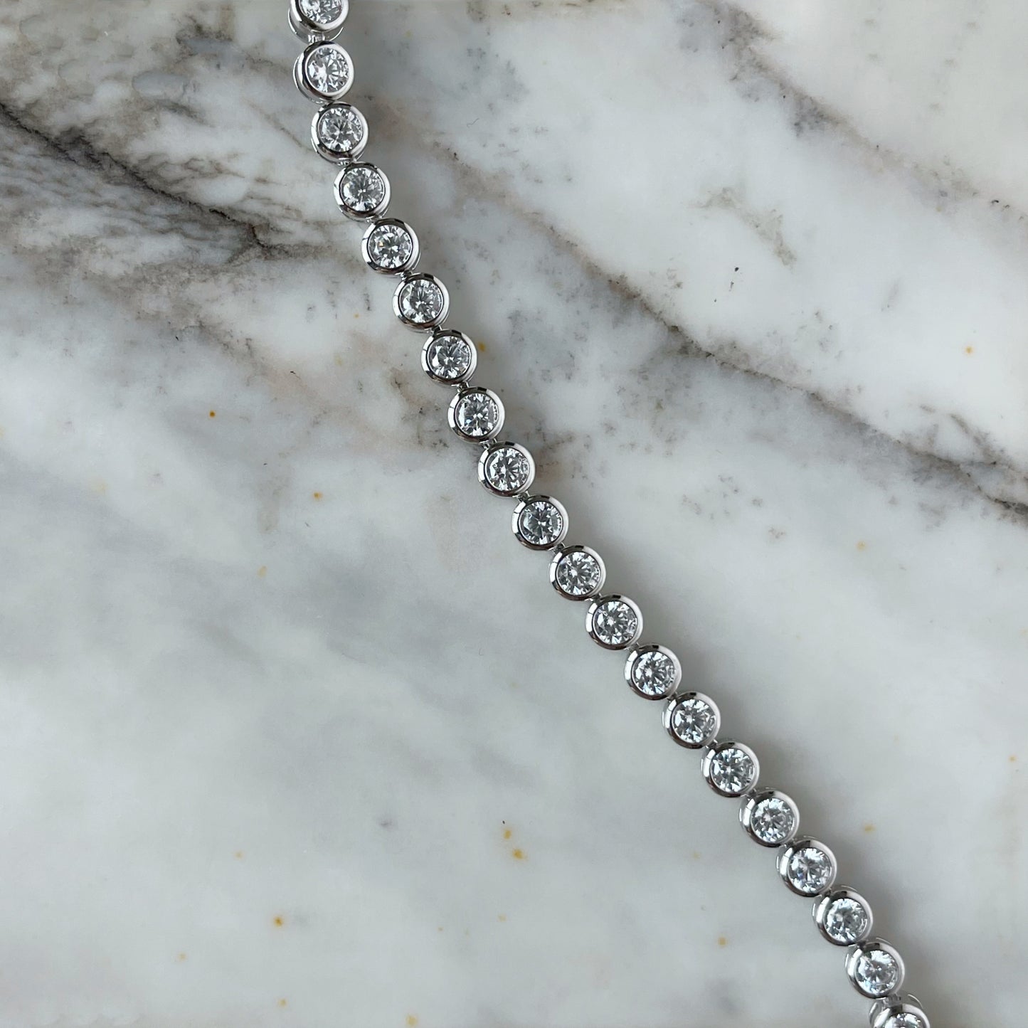 Pulsera tipo tenis con circonitas redondas biseladas 10ctw