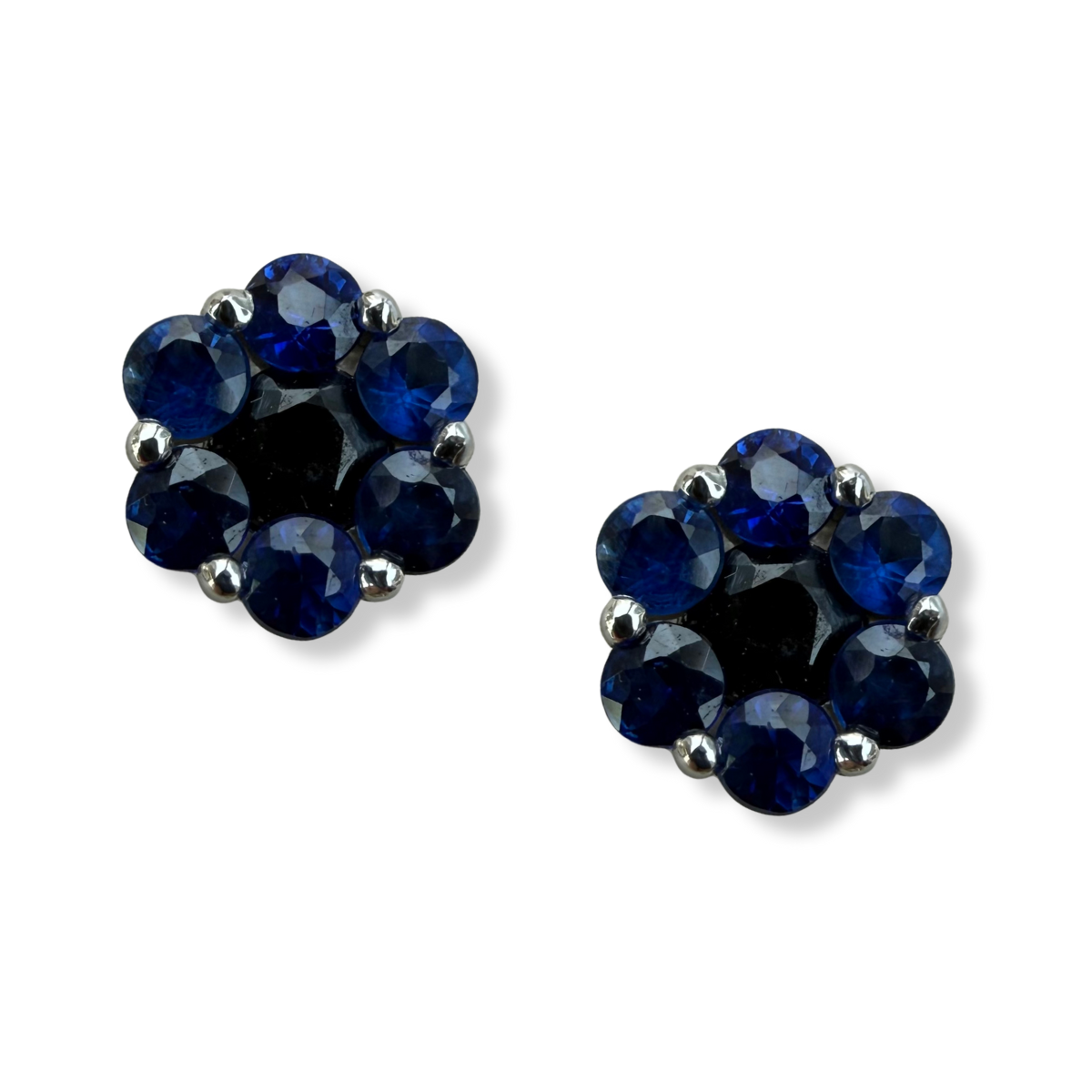 Aretes cluster de zafiros 0.60ctw en oro blanco 10k con broche a rosca