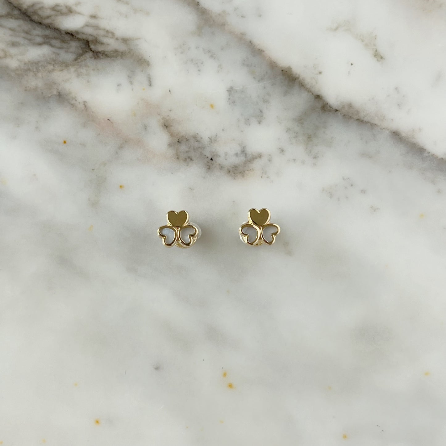 Aretes en oro amarillo de 14K con trébol en madre perla y oro con tope rosca