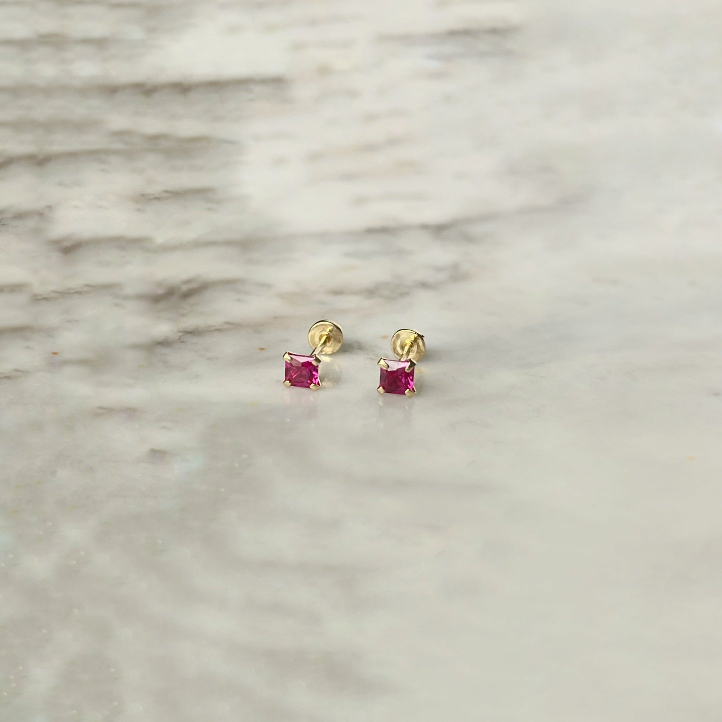 Aretes en oro amarillo 14k circones cuadrados de 3mm rojo con broche rosca