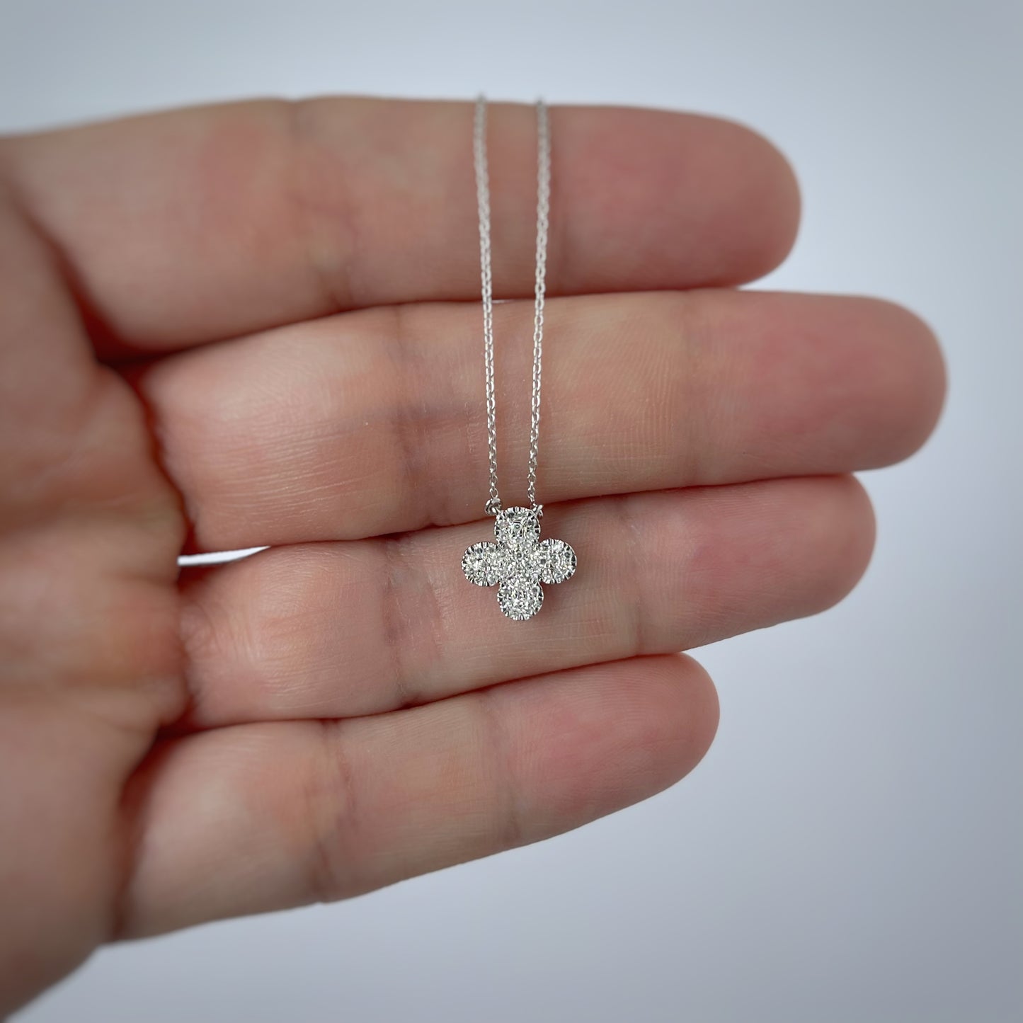 Collar en oro blanco 10k con flor de diamantes 0.12ctw