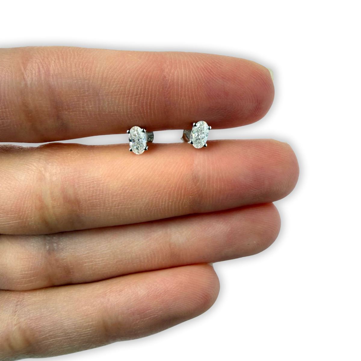 Aretes studs de moissanitas ovaladas 0.5ctw en plata