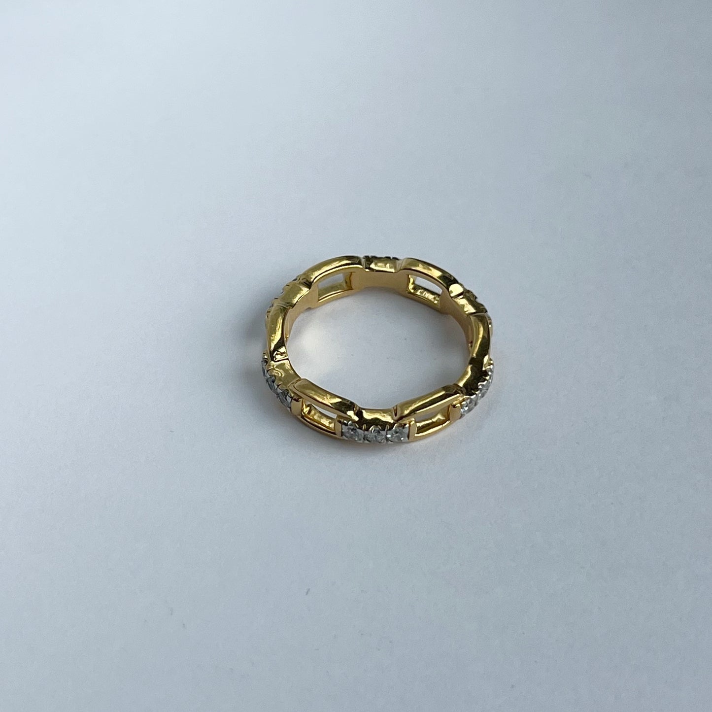 Anillo de plata con baño de oro amarillo en forma de eslabones con diamantes de laboratorio 0.54ct