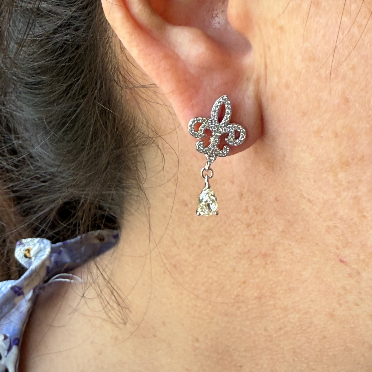 Aretes galicia de plata con baño platino y circonita color champagne