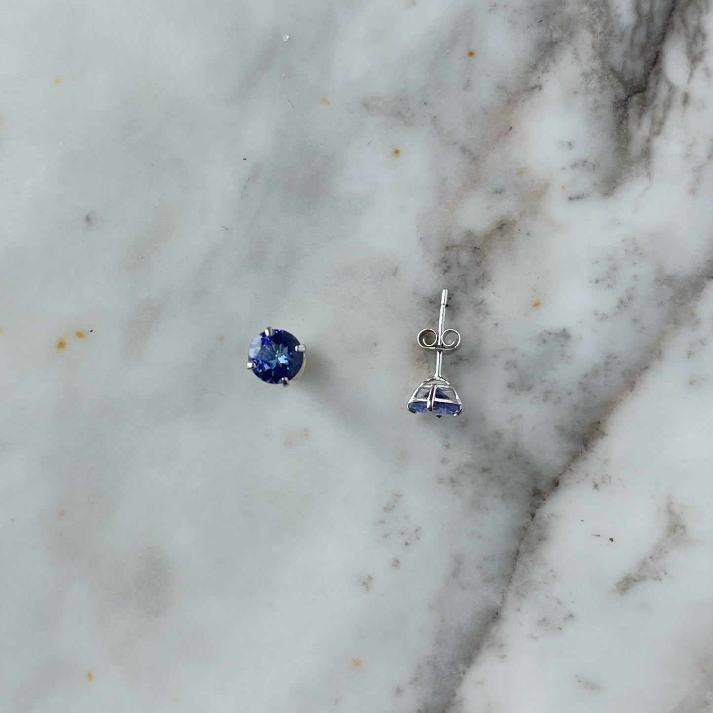 Aretes studs en oro blanco 14k de tanzanita 0.80ctw