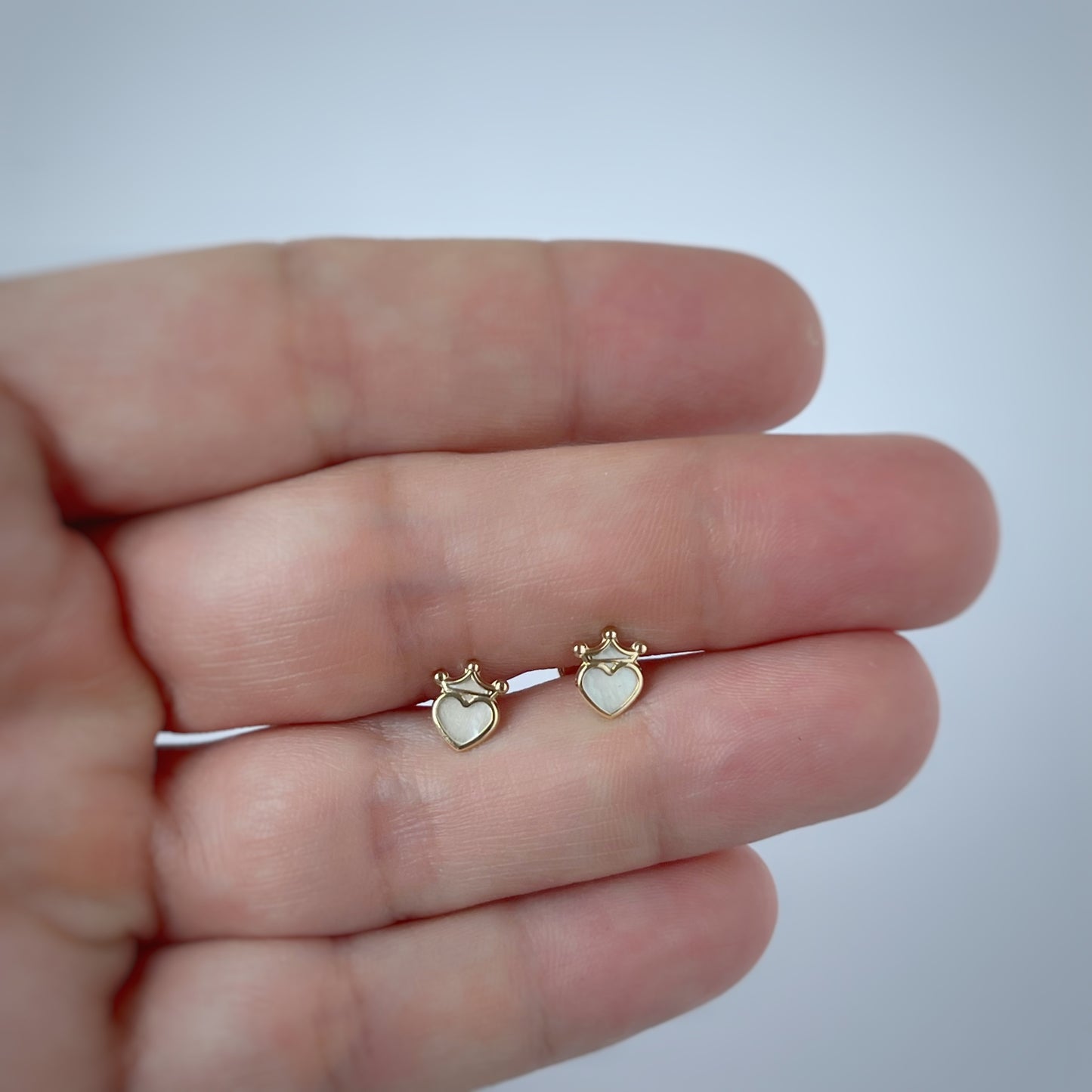 Aretes en oro amarillo 14k con corazón en madre perla con corona con broche rosca
