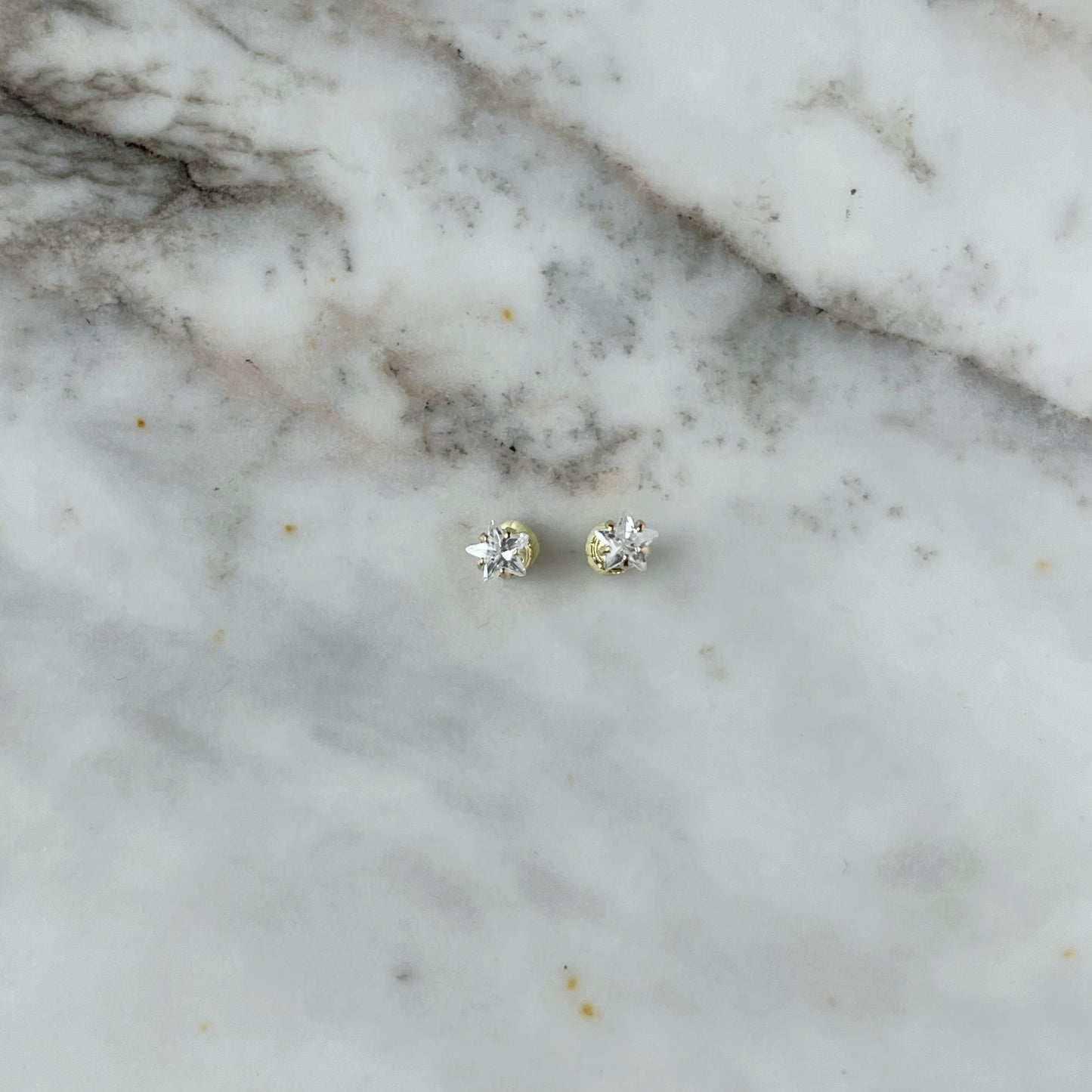 Aretes en oro amarillo 14k estrellas de circonitas blancas con broche rosca
