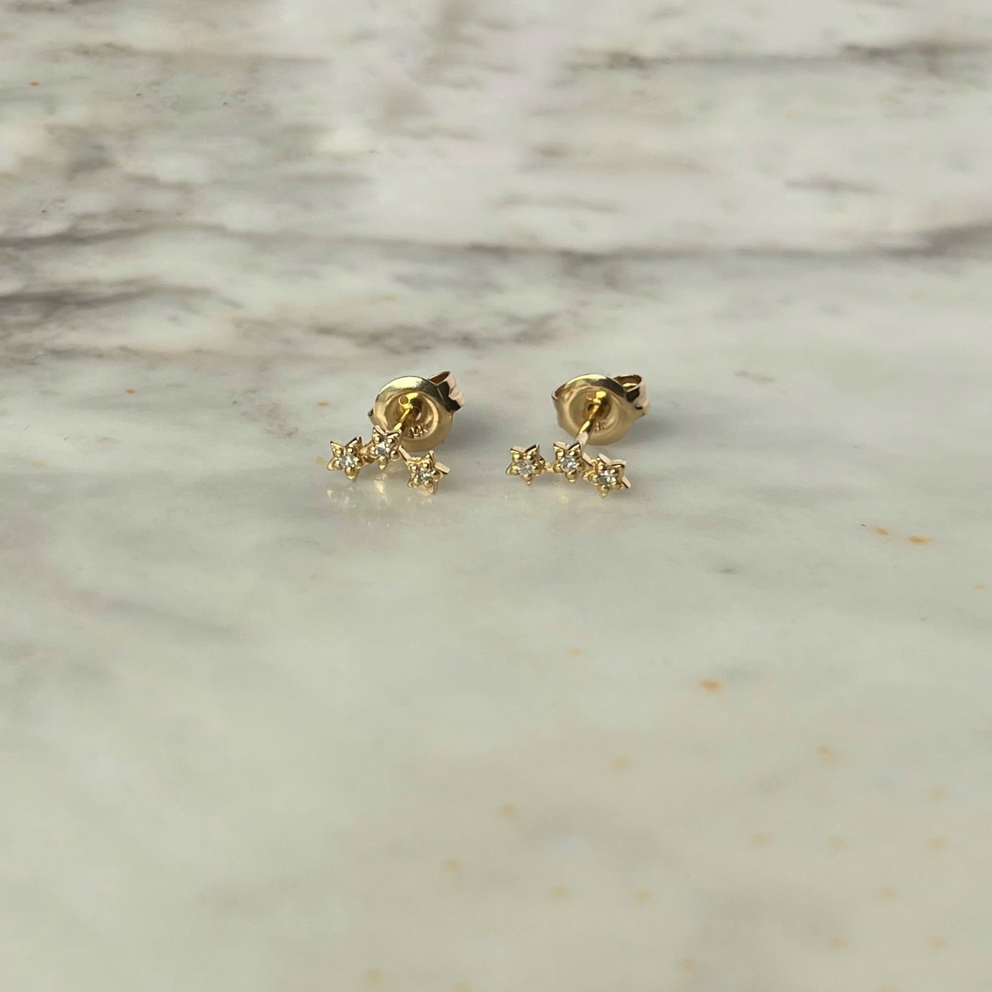 Aretes en oro amarillo 14k trio de estrellas de diamantes 0.04ctw