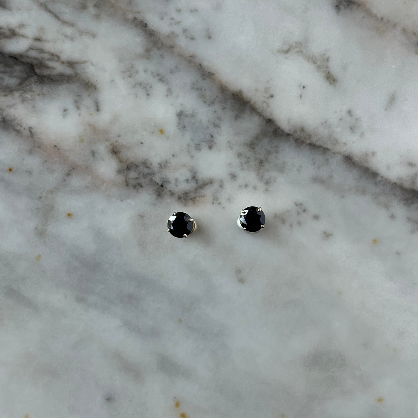 Aretes en oro amarillo 14K con circón negro de 4mm con tope rosca