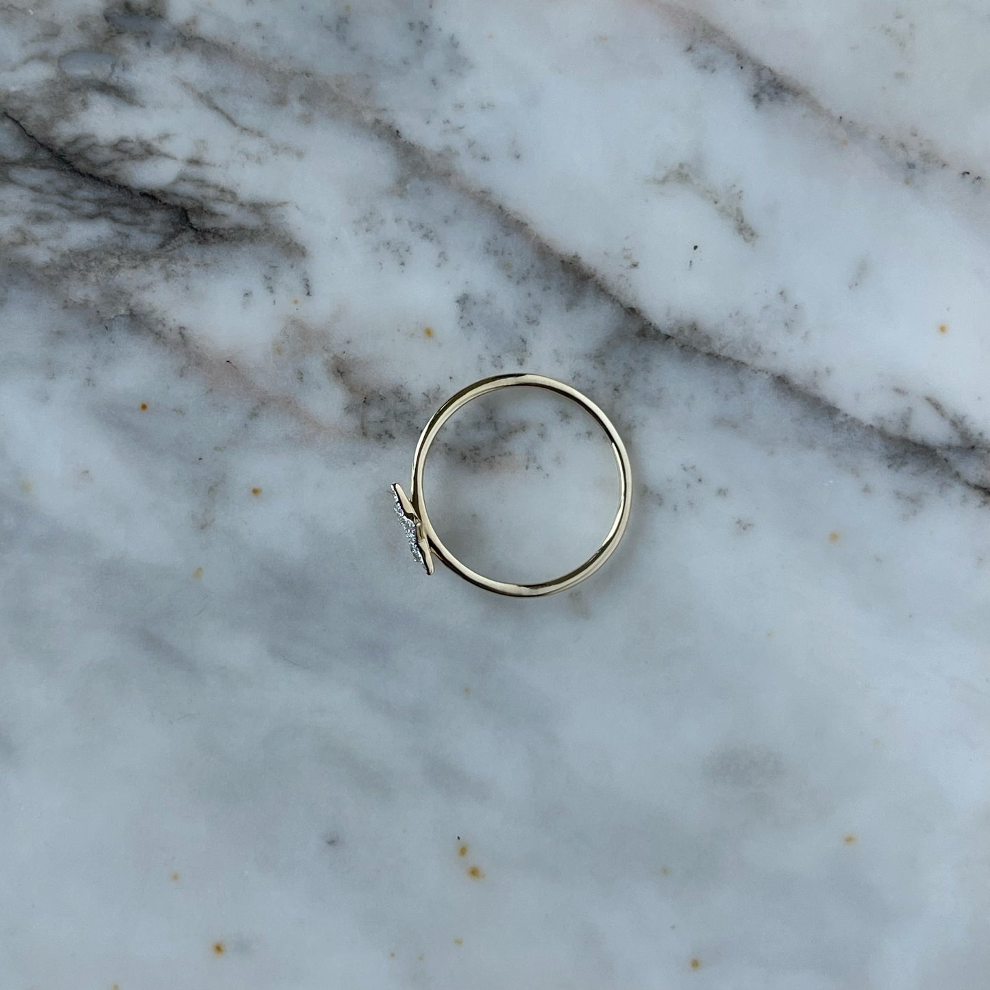 Anillo en oro amarillo 10k con estrella de diamantes 0.08ctw