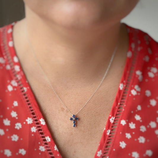 Collar con cruz en oro blanco 14k con zafiros y diamante