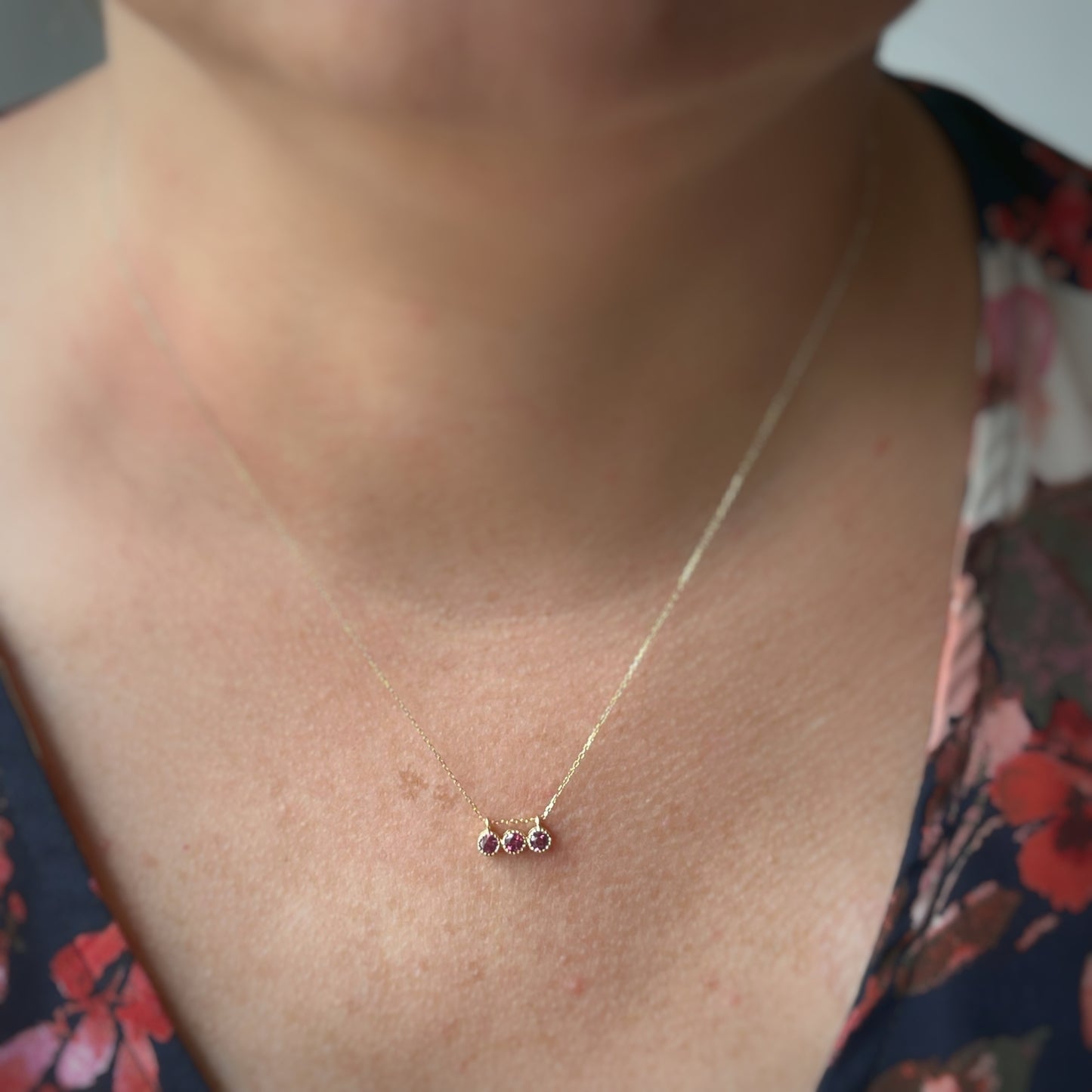 Collar en oro amarillo 14k con tres turmalinas rosadas 0.31ctw