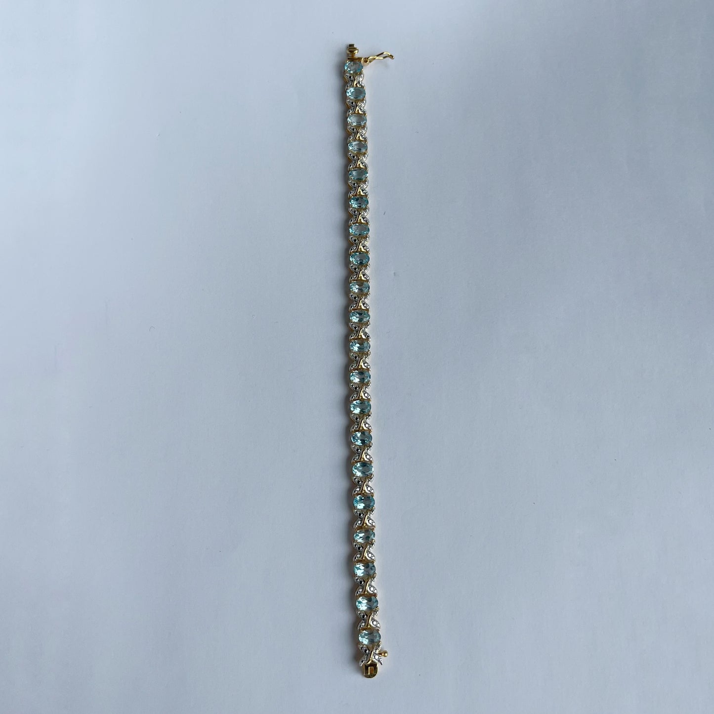 Pulsera de plata con baño de oro con topacios azules ovalados