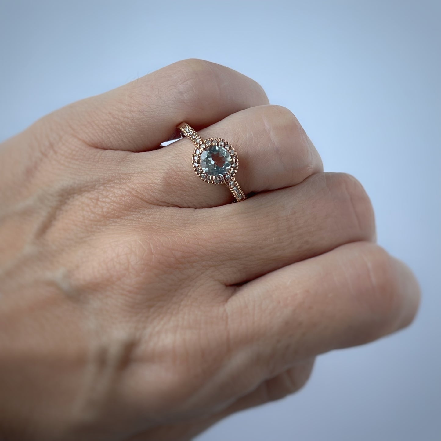 Anillo en oro rosa 14k con aquamarina y diamantes 0.15ctw
