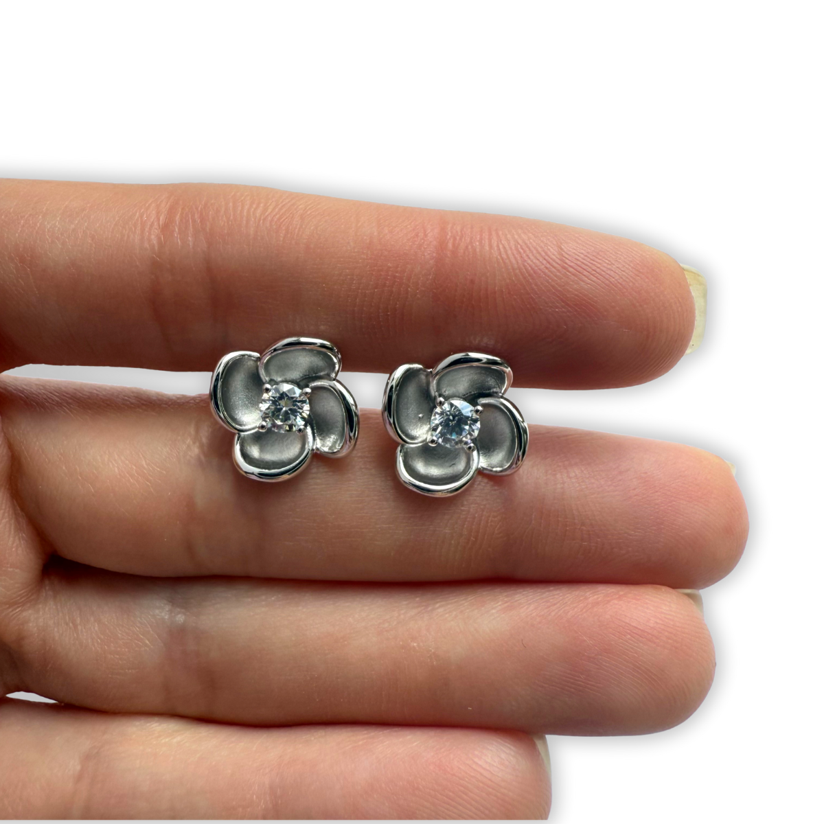 Aretes de plata con baño platino en forma de flor y circonita en el centro