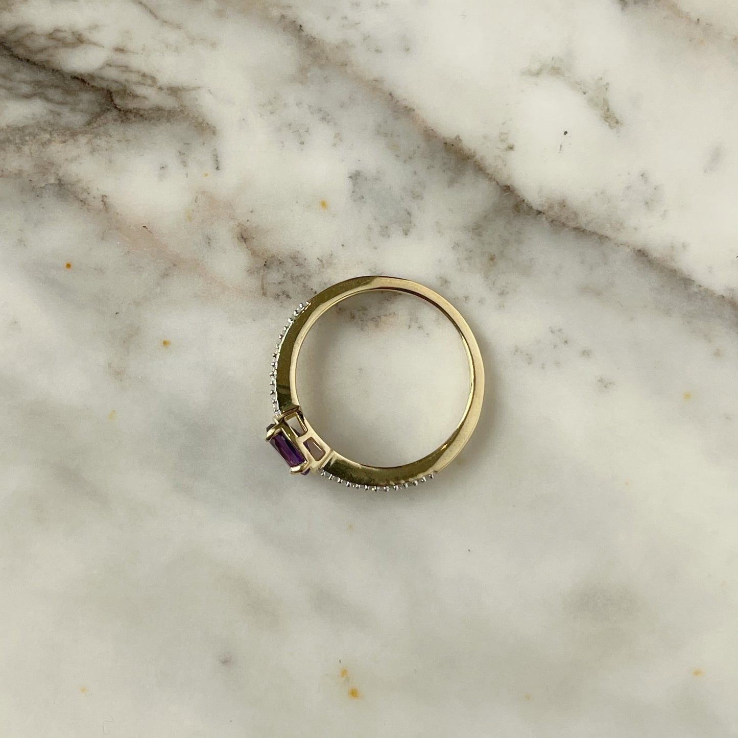 Anillo en oro amarillo 10k con amatista y diamantes 0.10ctw