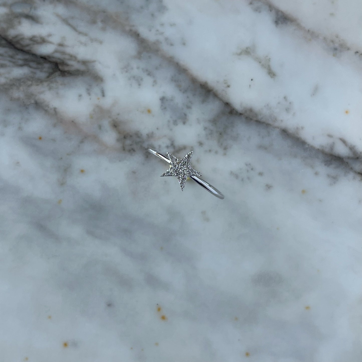 Anillo en oro blanco 10k con estrella de diamantes 0.08ctw