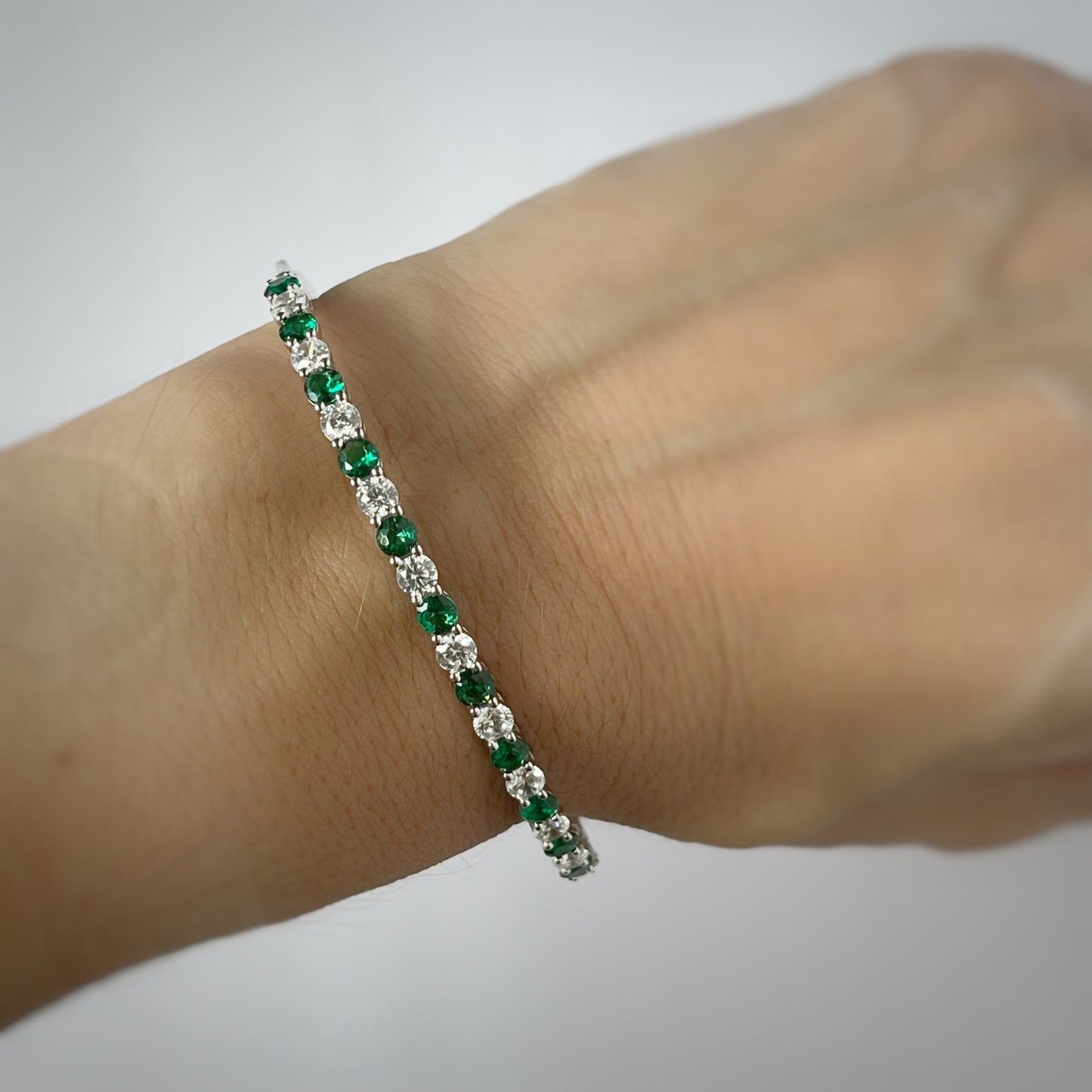 Pulsera dura de plata con baño platino y circonita blancas y verde esmeralda