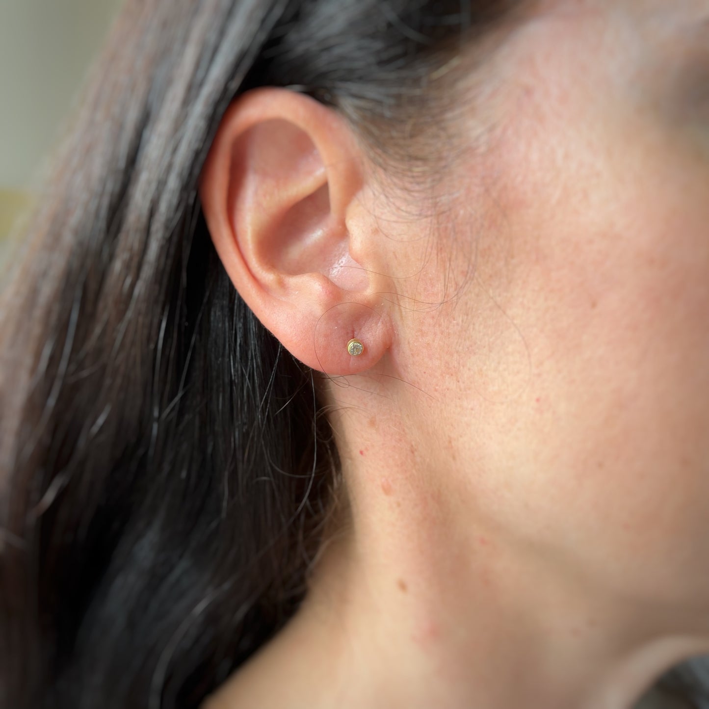 Aretes en oro amarillo de 18k con circonita biselada de 3mm con broche rosca