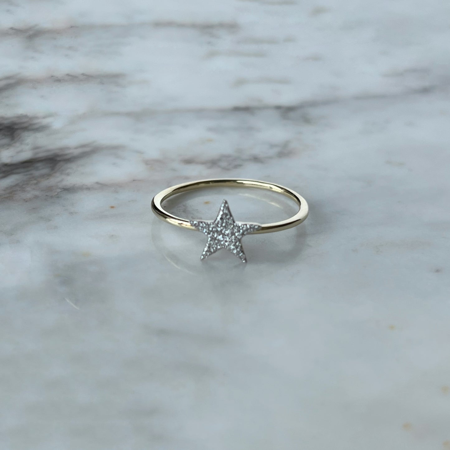 Anillo en oro amarillo 10k con estrella de diamantes 0.08ctw