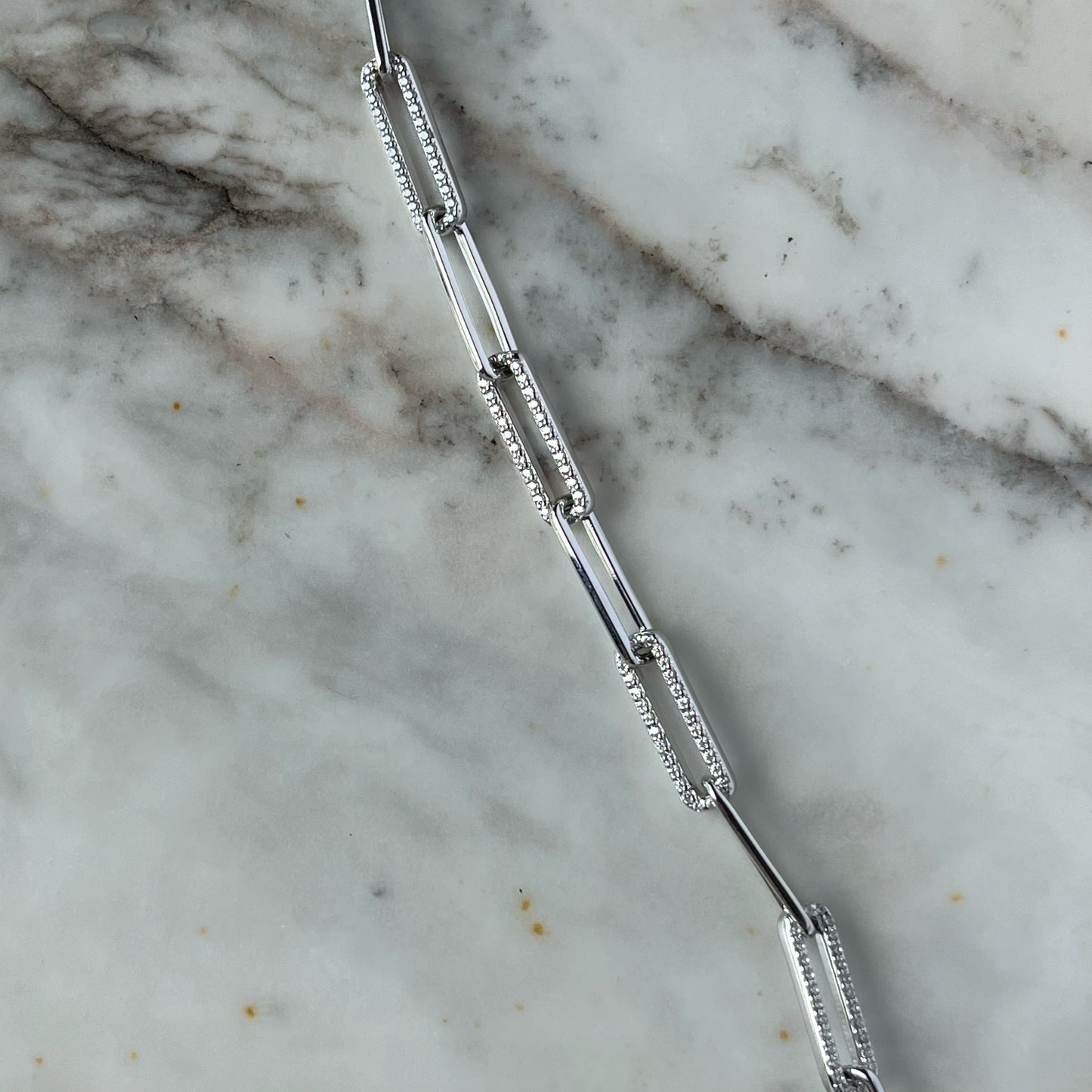 Pulsera de plata Paloma paper clip con circonitas en baño de oro blanco